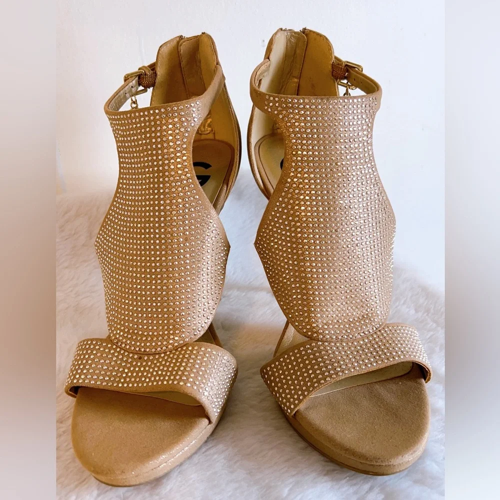 9M G By Guess Glamo peep toe heel. Gold fabric. Platform heels. used o… - Picture 2 of 11
